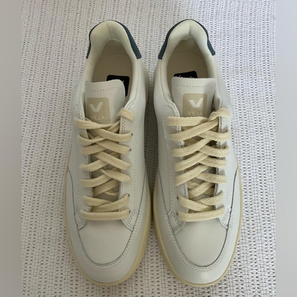 Veja White and Cream Sneakers for Casual Elegance - Picture 2 of 9